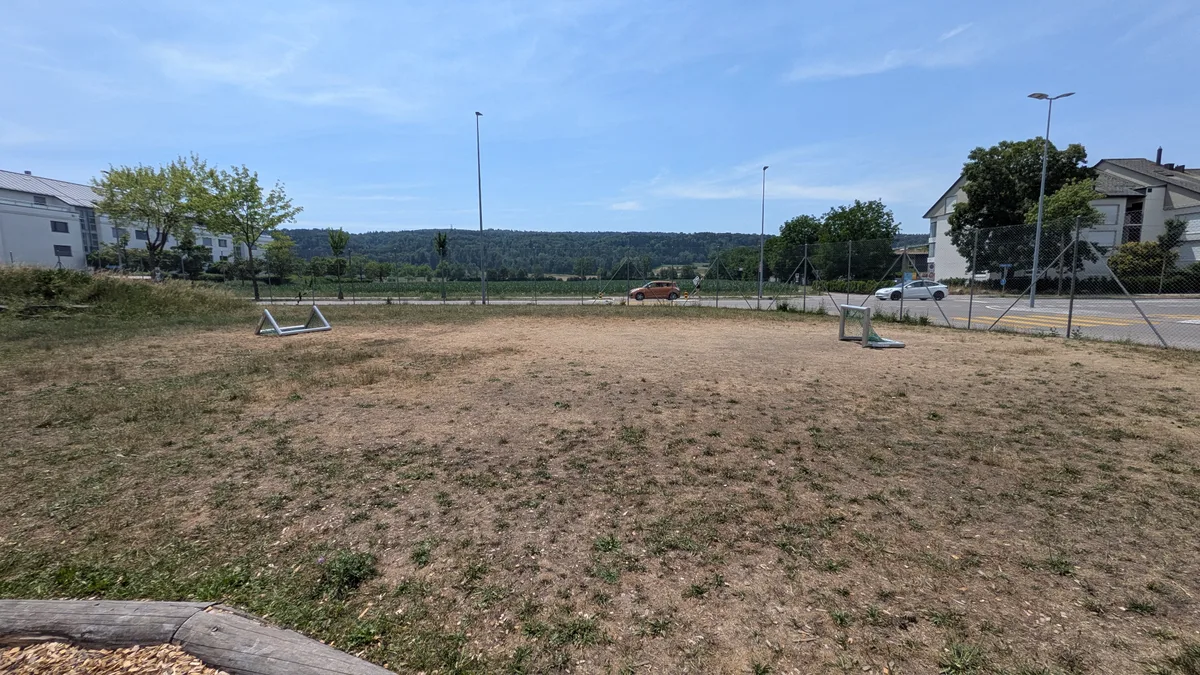 Das Fussballplätzli Marke «Sahelzone». Impressionen aus einem Spielplatz.